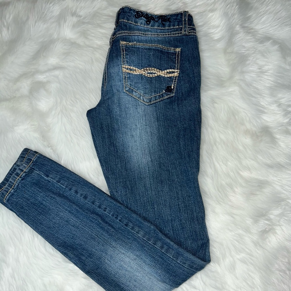 NWOT Indigo Rein distressed skinny jean with lace trim on front pocket size 3